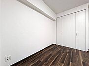 清かで艶やかな時間をもたらしてくれる室内です。