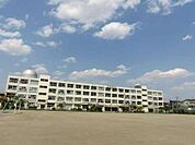世田谷区立弦巻中学校（438m）