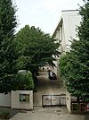渋谷区立広尾中学校（733m）