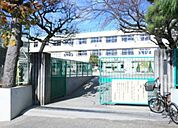 大田区立赤松小学校（576m）