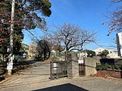 葛城中学校まで　526m　徒歩約7分　校訓学校「日々新・和敬協力」教育目標「言語活動の充実」「トレーニングの重視」を共通の重点として実践する。