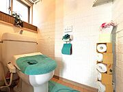 棚のあるトイレは掃除用品やトイレ備品を隠しておけるのでありがたいですね。