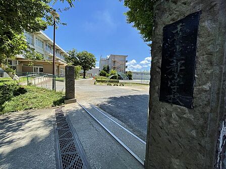 都小学校まで 240m 徒歩約3分●令和4年度創立150周年を迎える千葉市で最も歴史と伝統のある学校の一つです。地域を見渡すことができる小高い丘の上に建っています。