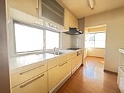 吊り戸棚付きの収納豊富なキッチン。窓付のため換気もしやすく快適です！