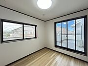 お部屋がバルコニーに面しているので、明るい光が差し込んできますね。風も入ってくるので、快適な暮らしを送っていただけます。