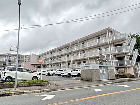 京成バス「国分高校」停まで徒歩約1分でお出かけに便利です!