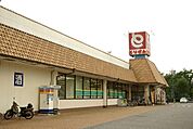 スーパー「とりせん岡本店まで682m」