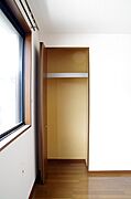 類似室内。クロス・床・建具等の色が異なる場合がございます。