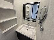 三面鏡付き洗面化粧台を採用