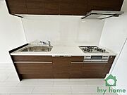 【収納豊富なキッチンユニット】足元までしっかり使えるスライド収納を採用。調理道具やストック品もすっきりと整理整頓出来ます。