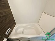 【一日の疲れを癒す】ゆったり1坪サイズの広々バスルーム足を伸ばしてリラックスできる1616サイズの浴室。オートバス機能付きで、ボタン一つでお湯はりから追い焚きまで完了する快適なバスタイムを。