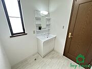 【新しい洗面台】シャワー付きで使いやすい洗面スペース。