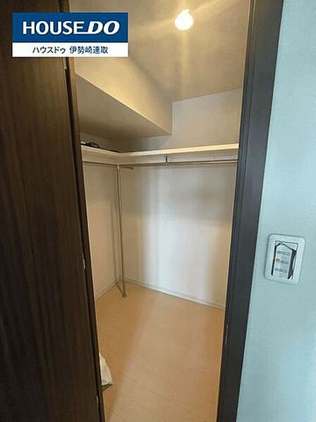衣類や季節の家電までたっぷり収まる大容量の収納スペース!お部屋に余計な家具を置く必要がないため、居住空間をより広々と有効活用できます。荷物の多い方や衣装持ちの方にも大変嬉しいポイントです。