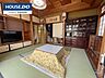 リビング/ダイニング：美しい格天井や造り付けのテレビ台・天袋など、日本の伝統美が息づく和室空間。細部までこだわりを感じる造りが魅力的です。ご家族みんなでコタツを囲み、ゆったりと団らんを楽しめるぬくもりあふれる居間です♪