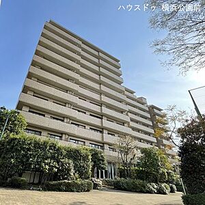 外観：中区本牧原のビッグコミュニティ、A棟は11階建てとなります。近隣に「イオン本牧店」があり、周辺環境も良好です。