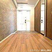 玄関の写真です。上がり框が低くフラットに、広くゆとりがあります。姿見もついていますので、お出かけ前に身だしなみチェックができます。