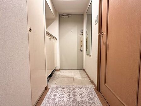玄関はすっきりとした印象で、日々の出入りもしやすい空間です。 また、玄関から室内が見えにくい配置で、来客時にも安心して使える間取りです。
