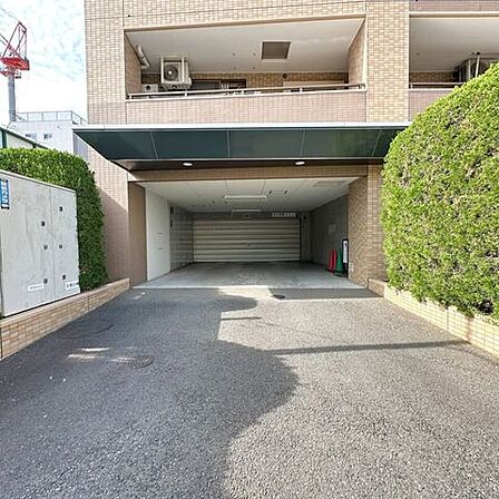 敷地内駐車場が利用可能で、お車をお持ちの方にも便利です。また来客用駐車場もあり(1日500円・要申請)、ご親族やご友人の来訪時にも対応しやすい環境です。