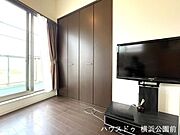 大型のクローゼットが設置されおります。クローゼットは全居室に付いております。