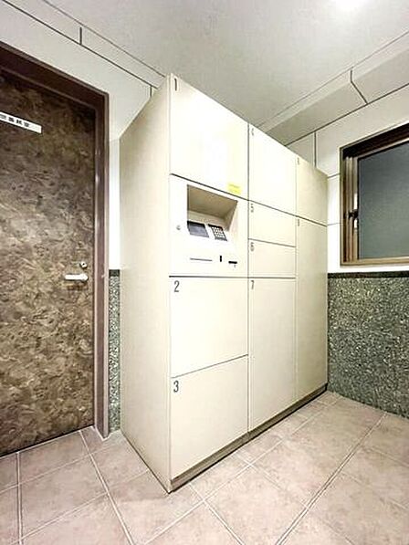 宅配BOXも設置されております。サイズ別に保管が可能ですので、大きなお荷物もご注文できます。
