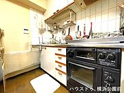 システムキッチンを採用しております。リビングとは仕切りもなく、移動やお料理の持ち運びも簡単です。