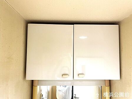 洗面台にも吊戸棚がございますので、水回り用品をストックしておけます。