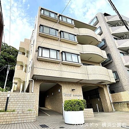 中区根岸町のマンションです。コンビニ・スーパー・駅・バス停が徒歩圏内、駅までは平坦な道のりで閑静な住宅地にございます。