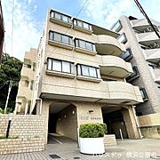 中区根岸町のマンションです。コンビニ・スーパー・駅・バス停が徒歩圏内、駅までは平坦な道のりで閑静な住宅地にございます。