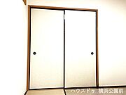 和室は押入れが付いております。
