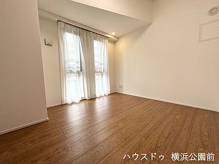 すっきりとしたシンプルな形状の約5.0帖のお部屋。子ども部屋としてはもちろん、リモートワーク用の書斎などにも使い勝手の良い空間です。明るい光がしっかり入り、日中も気持ちよく過ごせます。