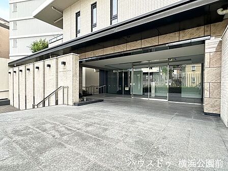 ゆとりある広さと開放的なガラス張りのデザインが魅力的なエントランス。美しく整備されたアプローチが、毎日の出迎えや帰宅の時間を心地よく演出します。管理の行き届いた綺麗な共用部も好印象です。