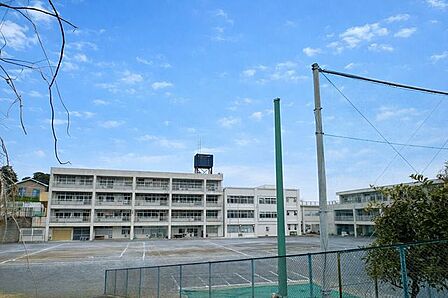 横浜市立山元小学校山元町の住宅地に位置し、落ち着いた環境の中で地域とともに学べる小学校。 570m