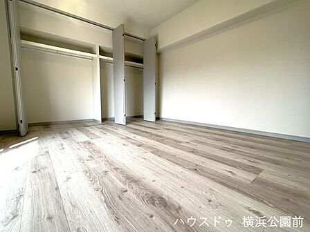 バルコニーへの窓が大きく、採光の取れたお部屋です。主寝室にいかがでしょうか。