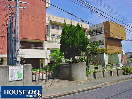 箕面市立第二中学校 1360m