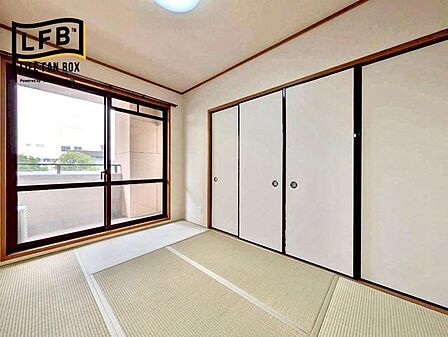 大きな掃き出し窓から心地よい光が差し込む和室です。新調された畳の上で、ゴロゴロと寛ぎたくなりますね♪