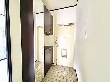 玄関には収納豊富なシューズボックスがあります。姿見があるため、全身の身だしなみチェックを行う際にも大変便利ですね♪