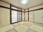 穏やかな風と陽光を導き、プライバシーに配慮された設計プランを採用し、居住性を一段と心地よいものにしています。明るく開放的な空間を演出しております。