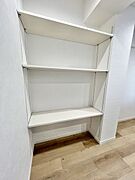 置くものの大きさに合わせて棚板の高さを自由に変更できる、実用的な収納スペースです。日用品のストックやお気に入りの小物を飾るディスプレイ棚、ちょっとしたデスクスペースなど、ライフスタイルに寄り添います。