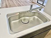 大きなお鍋やフライパンも楽に洗えるワイドサイズのシンク。スタイリッシュな浄水器一体型水栓を採用し、いつでも美味しいお水が使えます。水はね音を抑える静音設計で、テレビを見ながらの洗い物も快適。