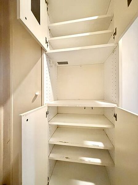 オープン収納は物の出し入れがしやすく、どこに何が置いてあるのかが分かりやすいことが特徴です。持ち物をきちんと把握していれば衝動買いも抑えられそうですね!