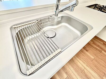 広々としたシンクで洗い物がしやすく、調理スペースも確保しやすい設計。水切りラック付きで家事効率が上がる、使いやすさを重視したキッチンです。