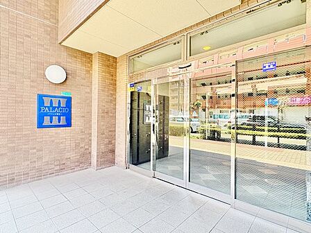 安心のオートロックシステムを完備したマンション!部外者の侵入を防ぎ、防犯面にも配慮されているため、お子様がひとりでお留守番をする際も安心感があります。ご家族みんなが安全・快適に過ごせる住環境です。
