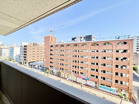前面道路の幅が広く、向かいの建物と距離があるため圧迫感のない好立地!バルコニーを開けると開放的な眺望が広がり、爽やかな風と光をしっかり取り込めます。密集感のない、ゆったりとした住環境が魅力です。