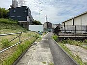 幅員約2.5mの前面道路です。セットバックが必要な道路となります。大型車が入ってこれないので、騒音などの心配はありません。