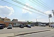 セブンイレブン桃山1丁目店【スローガンは「近くて便利」。地域の人へのサービスを重視し、配達サービスにも力を入れている。（電子マネー利用可　ＡＴＭあり　ネット通販あり）nanacoポイントサービスあ…