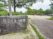 緑黒石第一公園広い広場を備えた公園は、開放感あふれる空間で、子どもから大人までゆったり楽しめる憩いの場です。公衆トイレも完備されているので、安心して長時間楽しめます。 300m