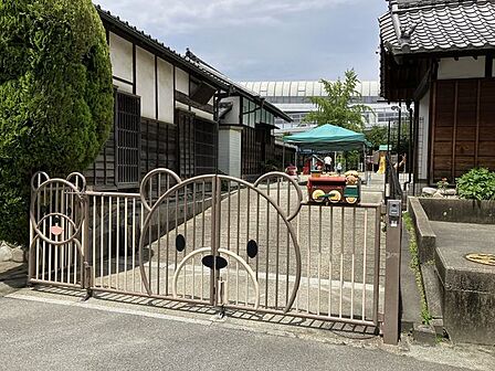 有松幼稚園園児一人ひとりがより良い育ちに繋がるようアットホームな雰囲気の中、細やかな保育を心がけています。北には緑豊かな天満社、南に足を伸ばせば大高緑地公園があり、園外保育等にも利用しています…