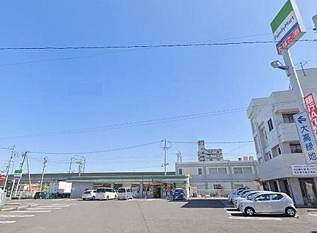 ファミリーマート大高緑地公園店【スローガンは「Fun&Fresh」。驚きやワクワク感を与えるべく、商品改革に取り組んでいる。(電子マネー利用可 ATMあり ネット通販あり)Vポイントサービスあり…