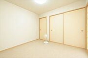 収納BOXを使い分けてスペースをうまく使うことでよりたくさんのスペースを作ることが出来ます。上部には、あまり使わないものや時期の違う洋服の収納ができそうです。