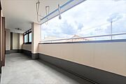 【3階バルコニー】洗濯物を干すだけではなく、おしゃれに活用できれば生活がもっと豊かになります。光もたっぷり差し込むため、部屋の奥まで自然光が明るく照らします。